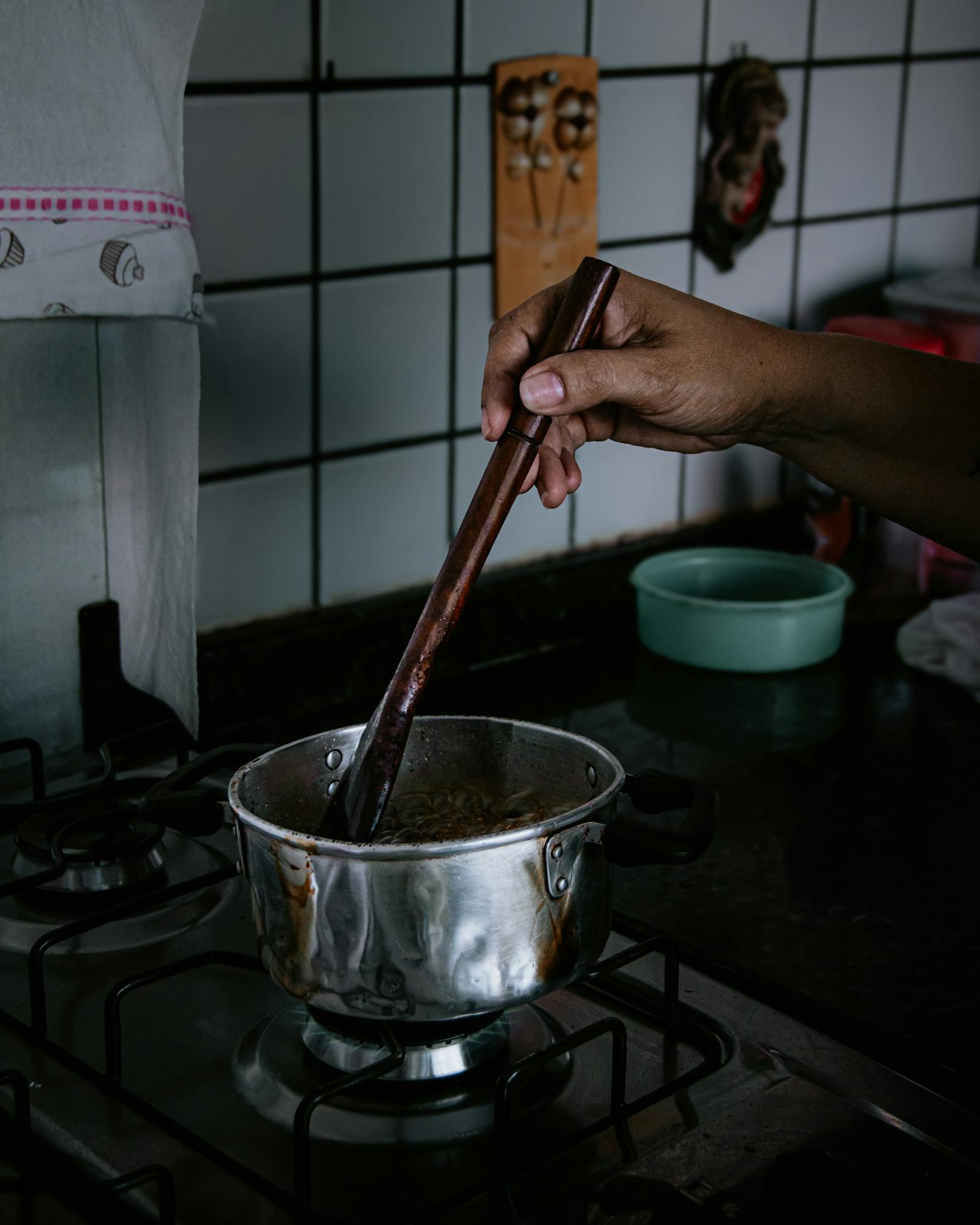 工作室裡一雙手在爐火上慢炒辣油